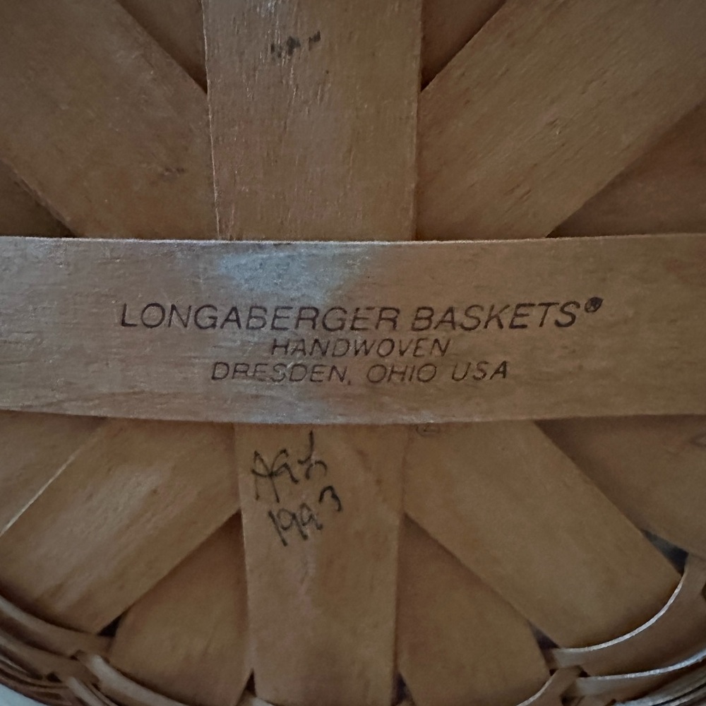 Round Longaberger basket with leather handles and removable fabric insert. - Picture 4 of 4